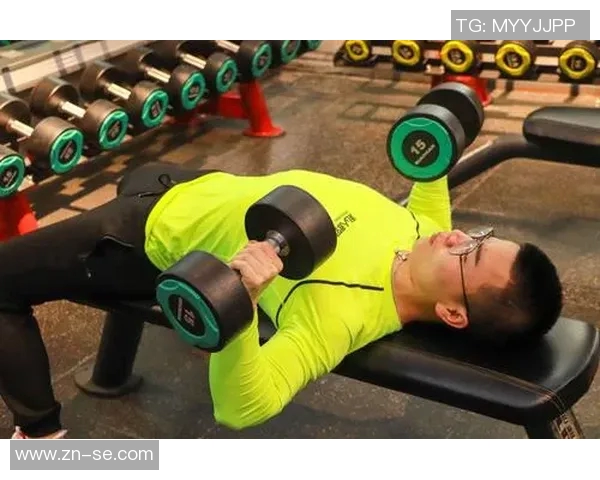 女生穿足球袜展现运动魅力与时尚风格的完美结合